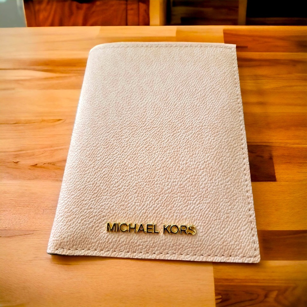 A Brand new , Michael Kors Jet Set Travel Passport Wallet In Powder Blush